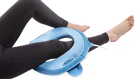 Pohodlné aplikace magnetoterapie s využitím aplikátoru A8P při potížích kolenou. Lze navléci a zajistit hloubkové intenzivní aplikace na danou část těla.