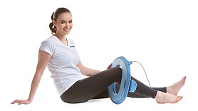 Pohodlné aplikace magnetoterapie s využitím aplikátoru A8P při potížích nohou. Lze navléci a zajistit hloubkové intenzivní aplikace na danou část těla.